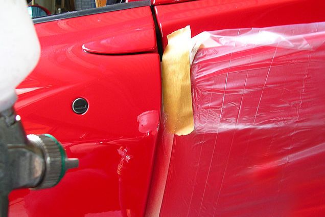 Spot-Repair - Detailaufnahme einer Beilackierung am Ferrari